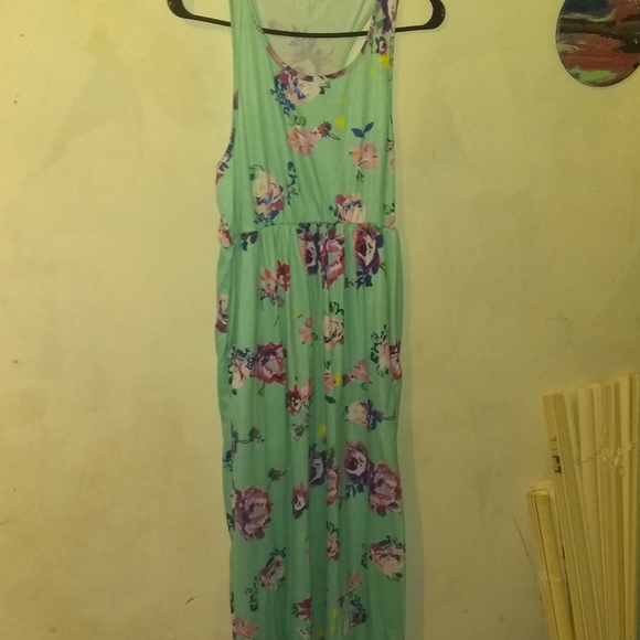 Dresses - Picture 8 of 9